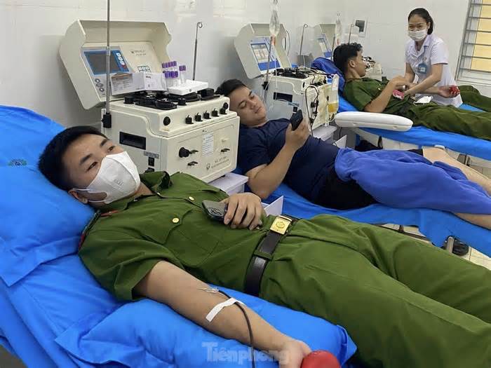 6 cán bộ công an kịp thời hiến máu cứu bệnh nhân nguy kịch