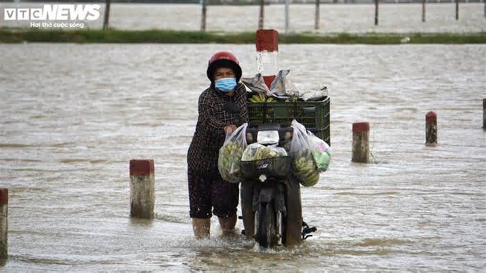 Bình Định: Ngập nước khiến hơn 3.000 học sinh nghỉ học, người dân bị cô lập