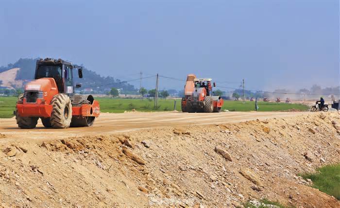 Người phụ nữ tử vong do đất trên cao tốc sạt lở