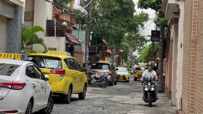 Taxi dừng đỗ tràn lan ở nhiều con đường, hẻm nhỏ xung quanh sân bay Tân Sơn Nhất