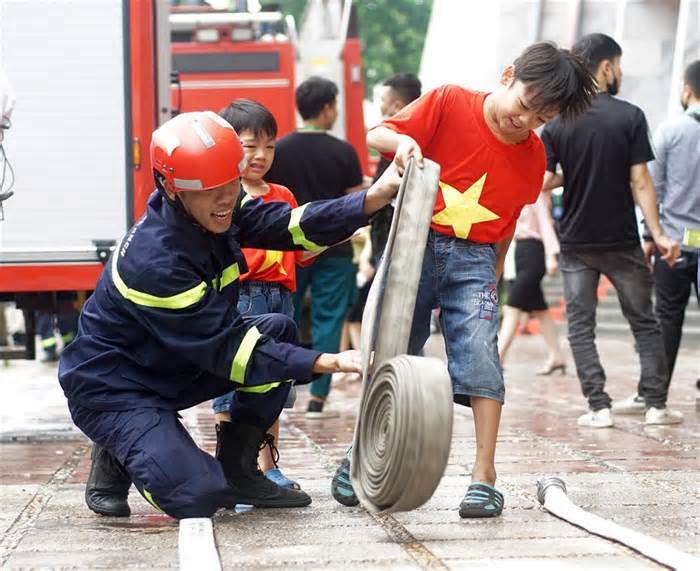 Trải nghiệm phòng cháy chữa cháy cho người dân Hà Nội