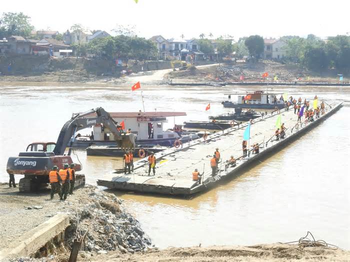 Công binh tạm tháo Cầu phao Phong Châu