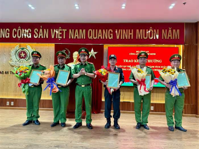 Khen thưởng tập thể, cá nhân trong vụ truy bắt thủ phạm giết người, cướp tài sản ở huyện Hóc Môn