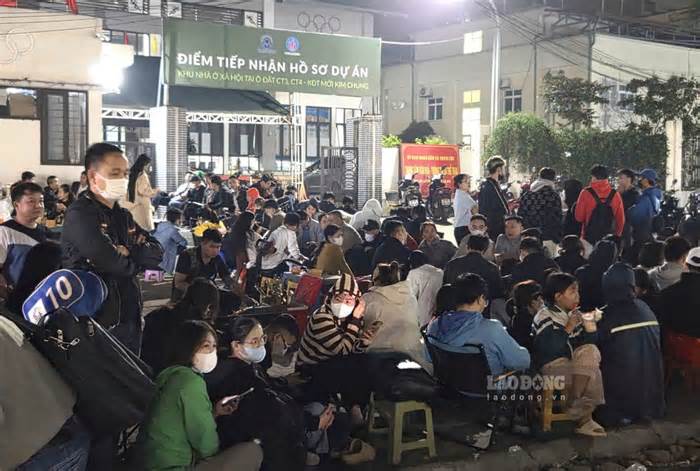 Tiếp tục cảnh xếp hàng ken đặc xuyên đêm chờ nộp hồ sơ nhà ở xã hội CT3 Kim Chung