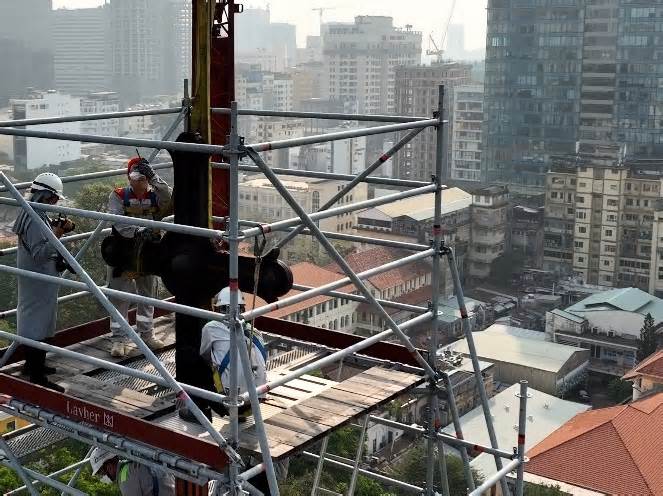 Hai thánh giá hơn trăm tuổi ở Nhà thờ Đức Bà Sài Gòn được mang sang Bỉ phục chế