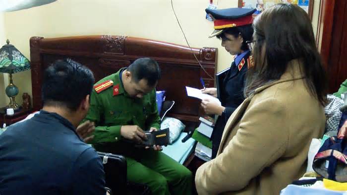 Hình ảnh đọc lệnh bắt, khám xét nơi ở của ông Lưu Bình Nhưỡng