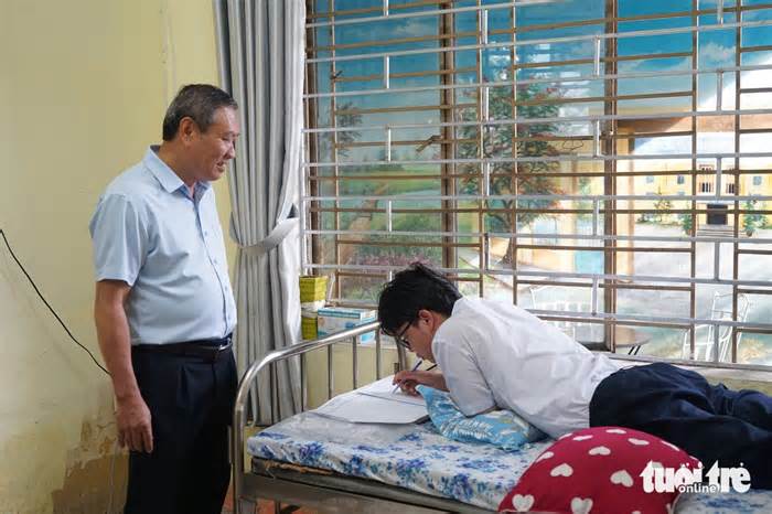 Thí sinh bị tai nạn trước ngày thi được xe cứu thương chở đến phòng thi ở Đà Nẵng