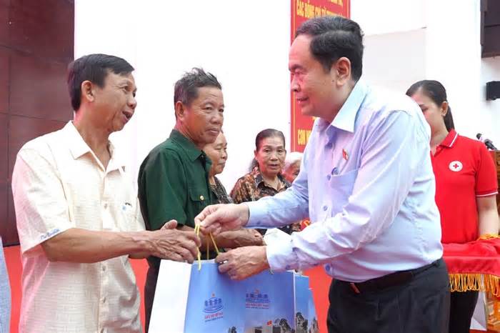 Phó Chủ tịch Thường trực Quốc hội Trần Thanh Mẫn trao quà Tết ở Hậu Giang