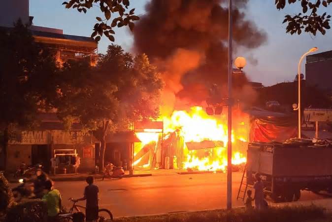 Vụ cháy cửa hàng phế liệu ở Thanh Trì: Chuyên gia khuyến cáo cách PCCC