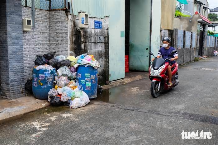 Nửa tháng chưa thu gom, rác chất đống trước nhà dân ở phường Tam Phú, TP Thủ Đức