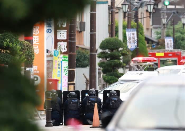 Cảnh sát Nhật Bản bắt giữ tay súng cố thủ trong bưu điện gần Tokyo
