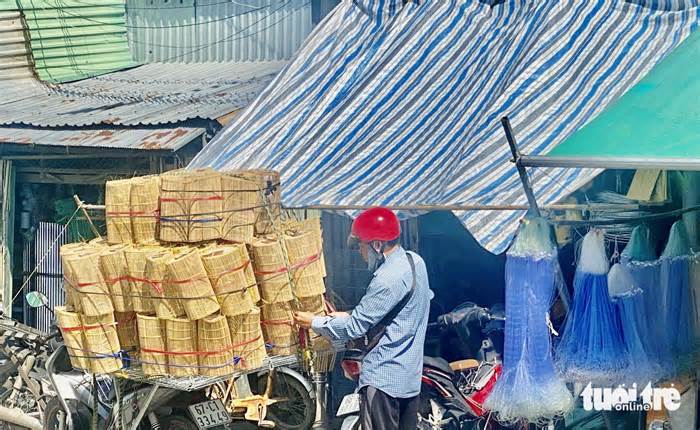 Nhộn nhịp thị trường câu lưới, ngư cụ đánh bắt thủy sản mùa nước nổi ở miền Tây