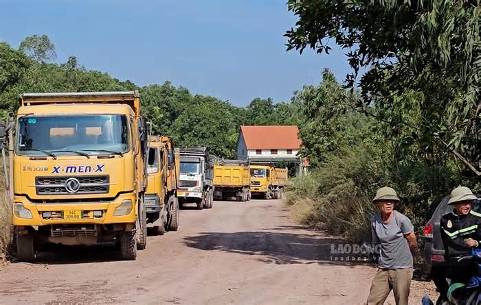 Quá hẹn giải quyết bồi thường, người dân TX Quảng Yên chặn xe chở đất