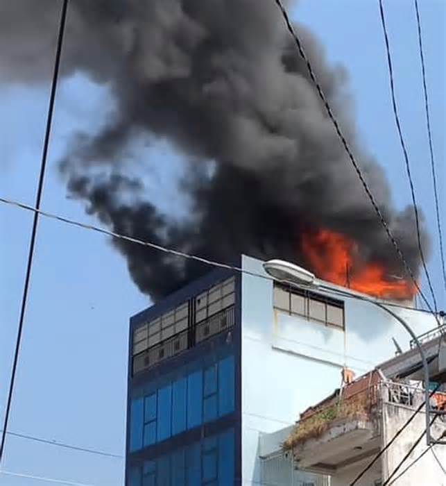 Cháy lớn tòa nhà 5 tầng ở quận Gò Vấp