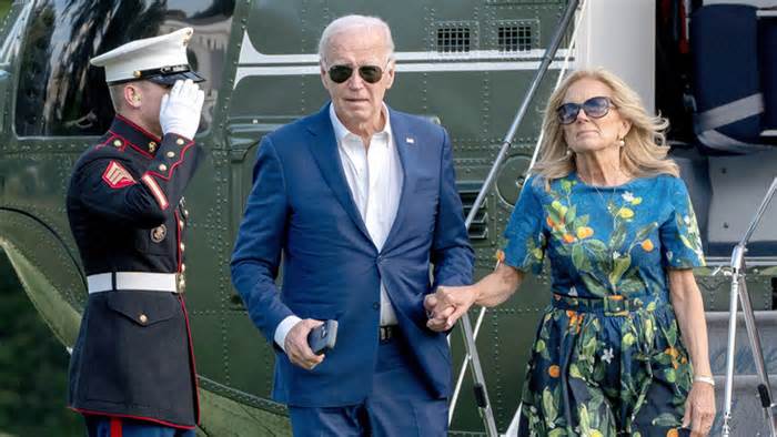 Tổng thống Biden trước sức ép 'chuyển giao ngọn đuốc'