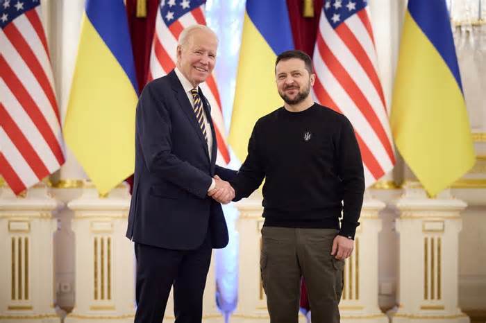 Tổng thống Mỹ Joe Biden bất ngờ mang quà đến Ukraina
