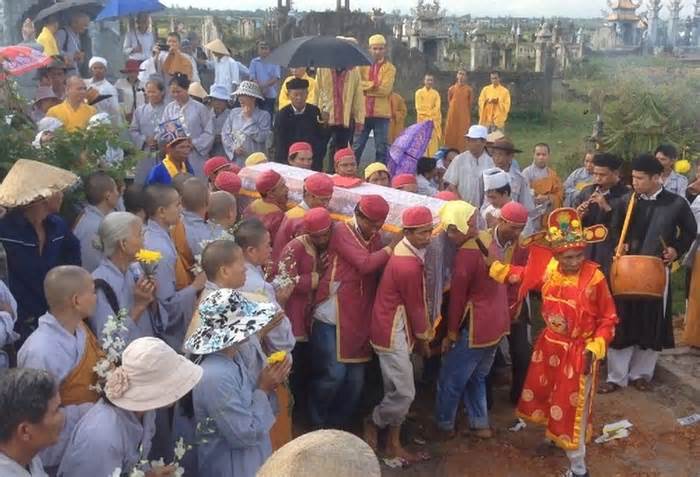 Tại sao có hai cây chuối non trong tang lễ của người Việt?