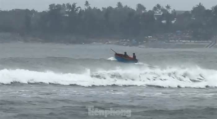 Ngư dân Quảng Ngãi ‘đánh cược’ tính mạng, dong thúng ra khơi bất chấp lệnh cấm biển