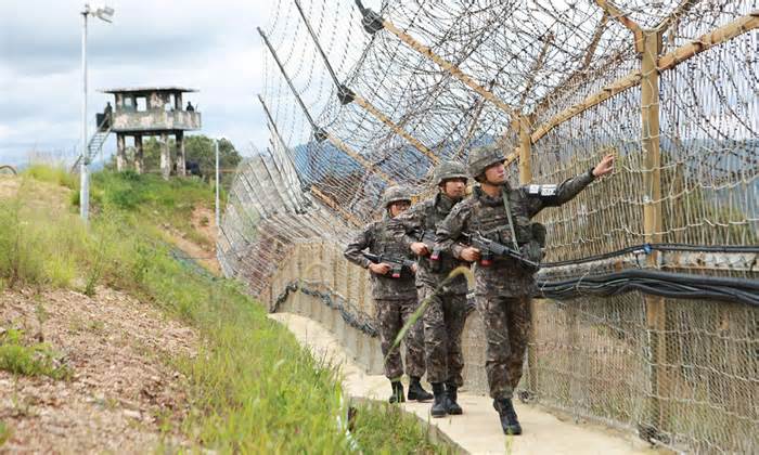 Lính Hàn Quốc bắn chỉ thiên khi binh sĩ Triều Tiên vượt biên giới