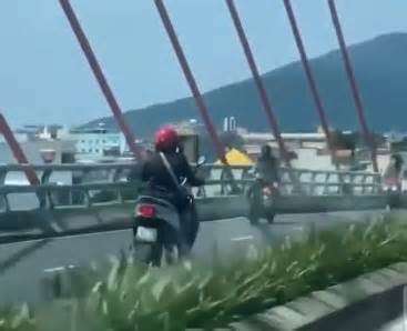 Đi xe máy ngược chiều trên cầu, người phụ nữ tông trực diện vào xe máy khác