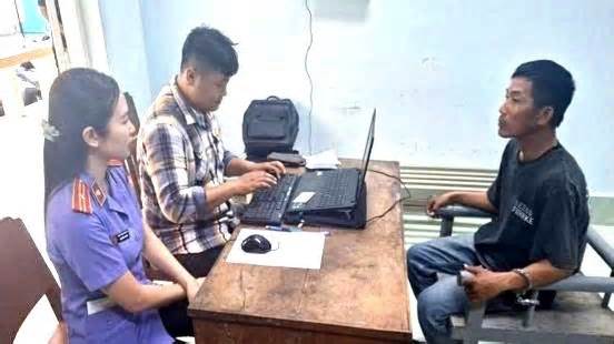 Hai người dân bị tên cướp đâm trọng thương khi áp giải đối tượng về đồn