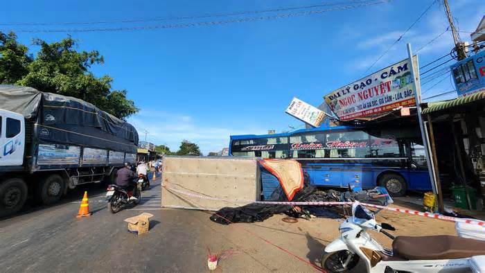 Xe khách chở 10 người lao sang trái đường, tông xe tải khiến tài xế tử vong