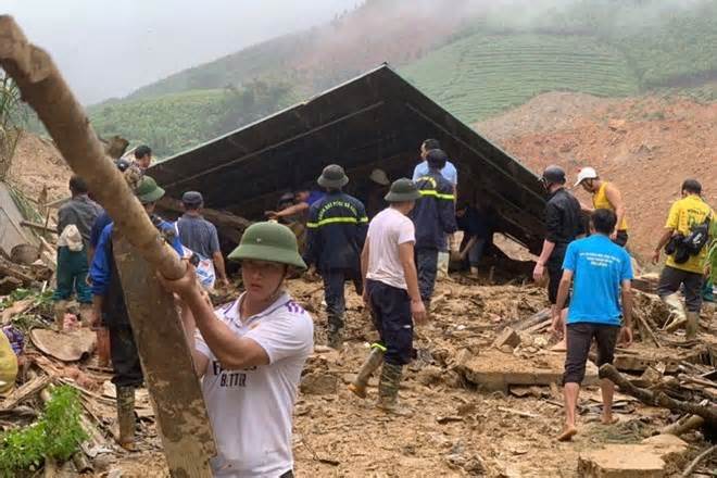 Giờ là lúc cần “cứu trợ tái thiết” cho người dân vùng lũ