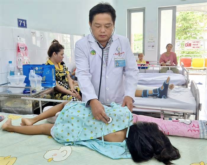 Bé gái trượt patin ngã, hai năm sau phát hiện gãy cột sống cổ