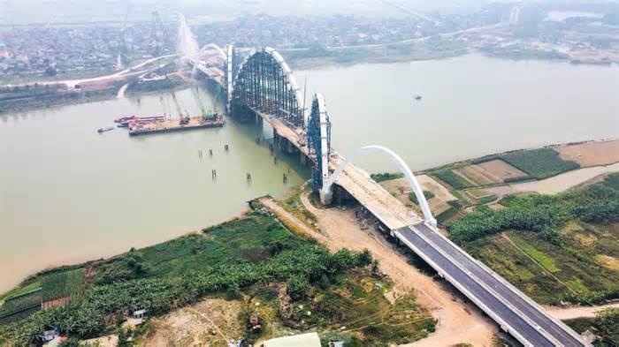 Nhìn gần công trường bắc cầu vòm thép cao nhất Việt Nam trên sông Đuống