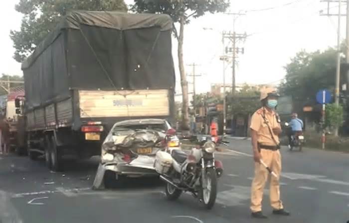 Tai nạn liên hoàn giữa xe container, xe tải và ôtô con