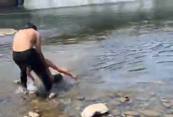 Người đàn ông cứu em nhỏ thoát đuối nước khi cùng bạn đang livestream trong rừng