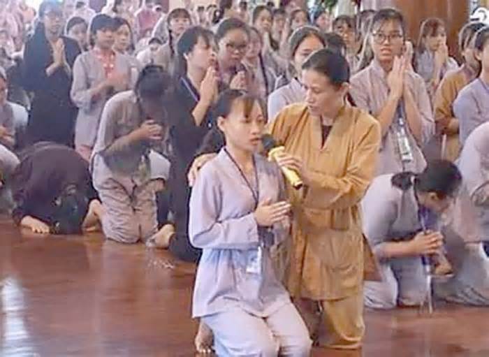 Bản tin 8H: Làm rõ clip cô gái bị ‘vong nhập’ trong khóa tu mùa hè chùa Ba Vàng