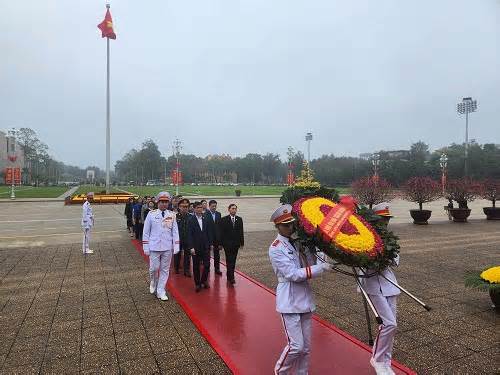 Tổng Liên đoàn Lao động Việt Nam viếng Lăng Chủ tịch Hồ Chí Minh