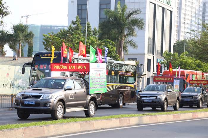 Thanh niên chung tay người dân TPHCM xóa biển bảng quảng cáo nhếch nhác trên phố