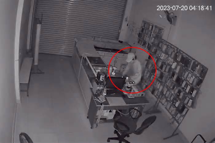Kẻ trộm đột nhập cửa hàng điện thoại lúc rạng sáng ở TPHCM