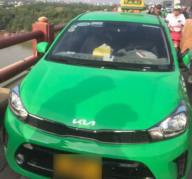 Ôtô bị bỏ lại trên cầu Thanh Trì, nghi tài xế nhảy cầu tự tử