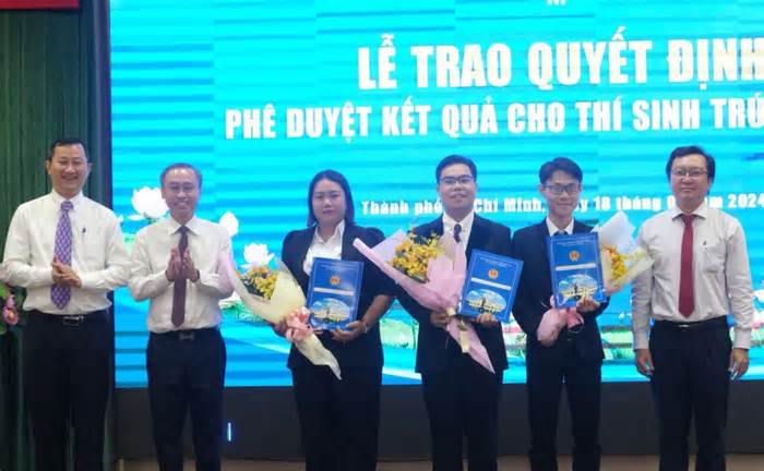 TPHCM trao quyết định tuyển dụng 3 sinh viên xuất sắc tuyển thẳng viên chức đầu tiên