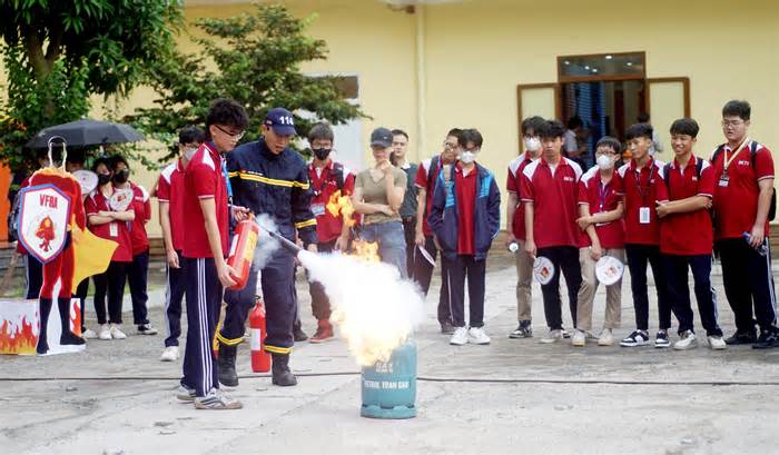 Học sinh, sinh viên Thủ đô hào hứng trải nghiệm kỹ năng chữa cháy, thoát nạn từ nhà cao tầng