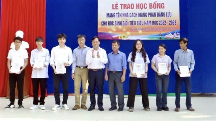 Trao học bổng mang tên nhà cách mạng Phan Đăng Lưu