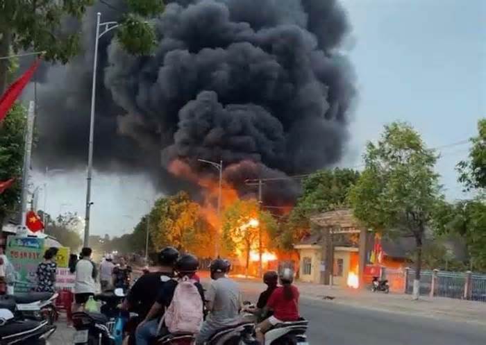 Khói lửa bốc lên ngùn ngụt trong trụ sở công an huyện ở Bình Thuận