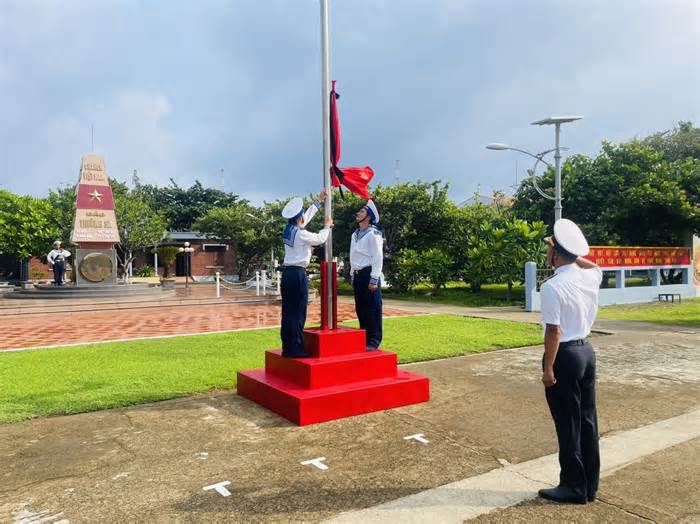 Đảo Trường Sa treo cờ rủ tưởng nhớ Tổng Bí thư Nguyễn Phú Trọng
