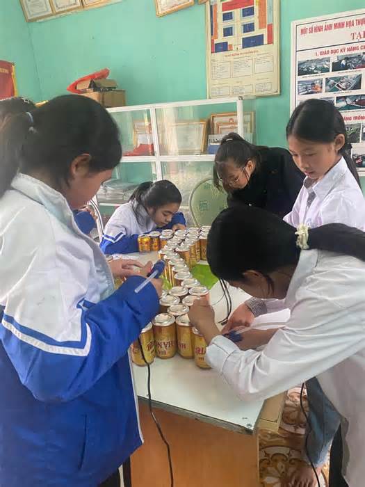 Học sinh xứ Thanh làm bản đồ Việt Nam bằng vật liệu tái chế