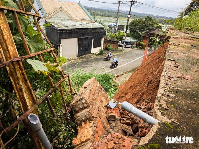 Sạt lở đất tại TP Pleiku, nhiều nhà dân bị uy hiếp