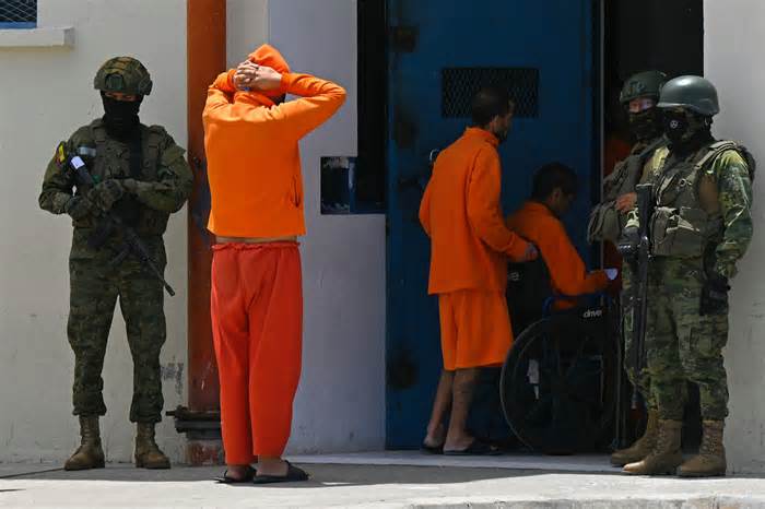 Ecuador tung 'nắm đấm thép' dẹp loạn băng đảng trong nhà tù