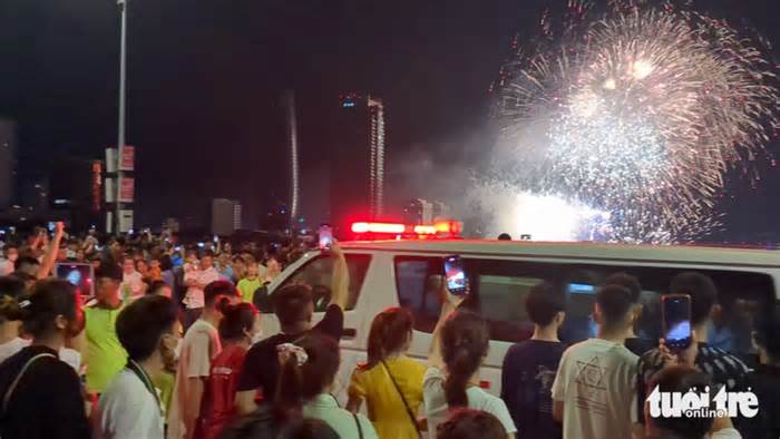 Dòng người xem pháo hoa nhường đường xe cứu thương qua cầu sông Hàn