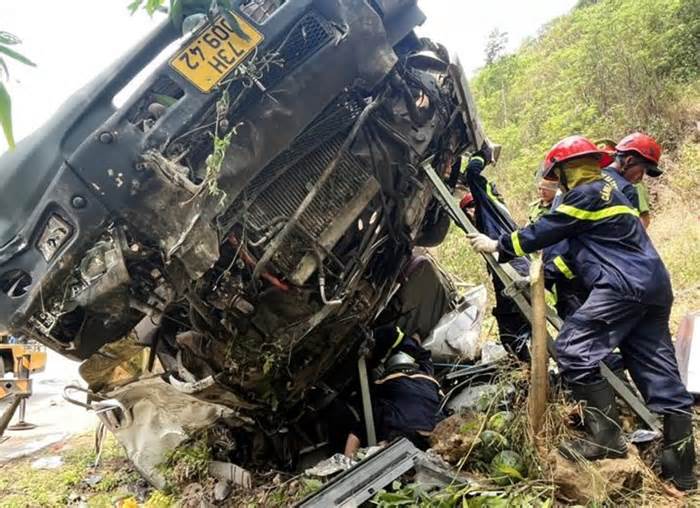 Phú Yên: Xe chở dưa hấu đâm vào vách núi, 4 người chết, 5 người bị thương
