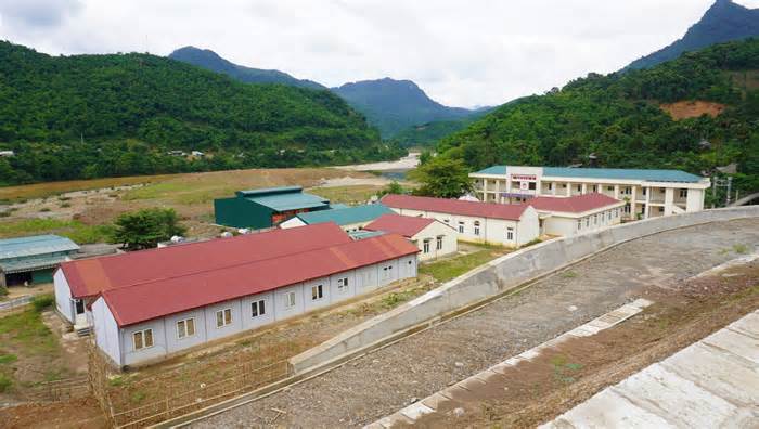 Ngôi trường chục tỉ đồng ở huyện miền núi Thanh Hóa bỏ không suốt 2 năm
