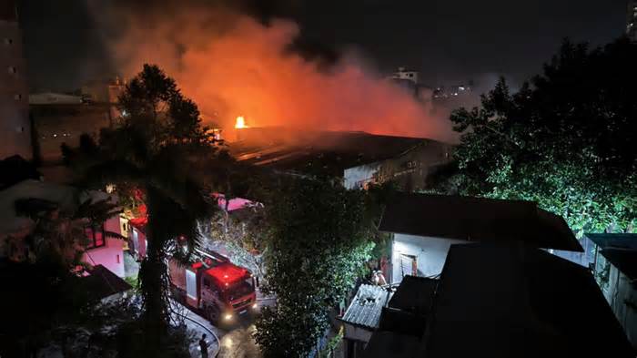 Hà Nội: Đang cháy lớn nhà kho gần đê Nguyễn Khoái, khói đen cuồn cuộn bốc cao hàng chục mét