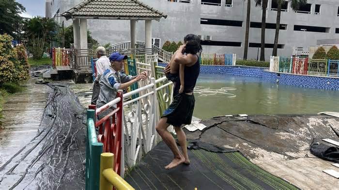 Khoảnh khắc cứu bé gái ngạt nước dưới hồ bơi chung cư ở TPHCM