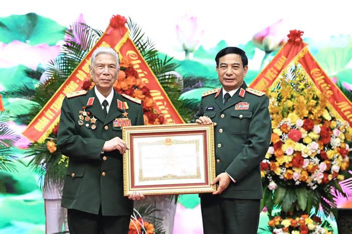 Trao danh hiệu Anh hùng Lực lượng vũ trang nhân dân tặng Trung tướng Đặng Quân Thụy